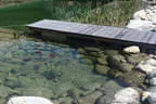 Holzsteg zum Becken